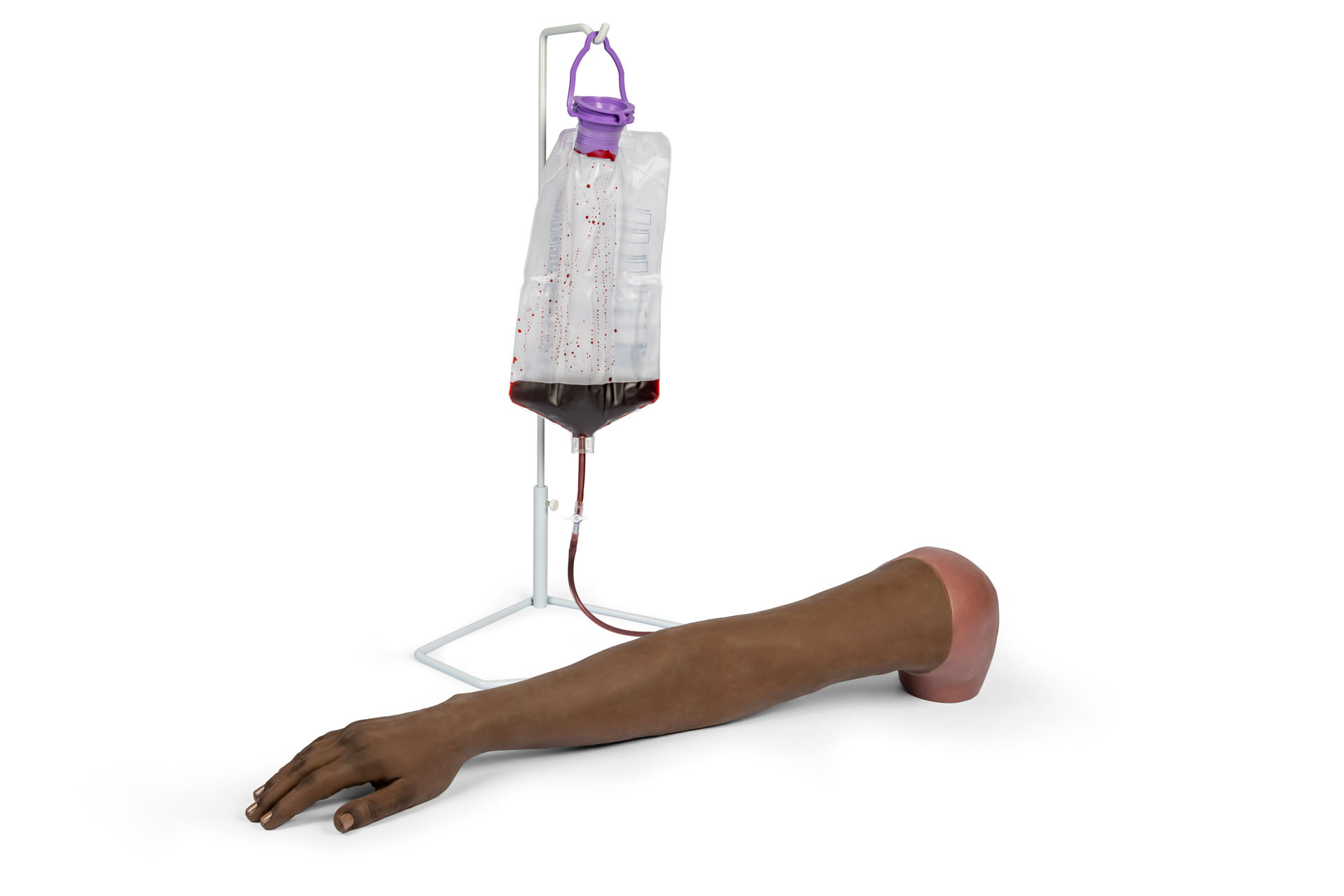Puncture Pete : bras d'entraînement hyperréaliste pour la pratique des perfusions intraveineuses, avec pied à perfusion et poche de sang, destiné à la simulation de la ponction veineuse et de l'accès intraveineux.