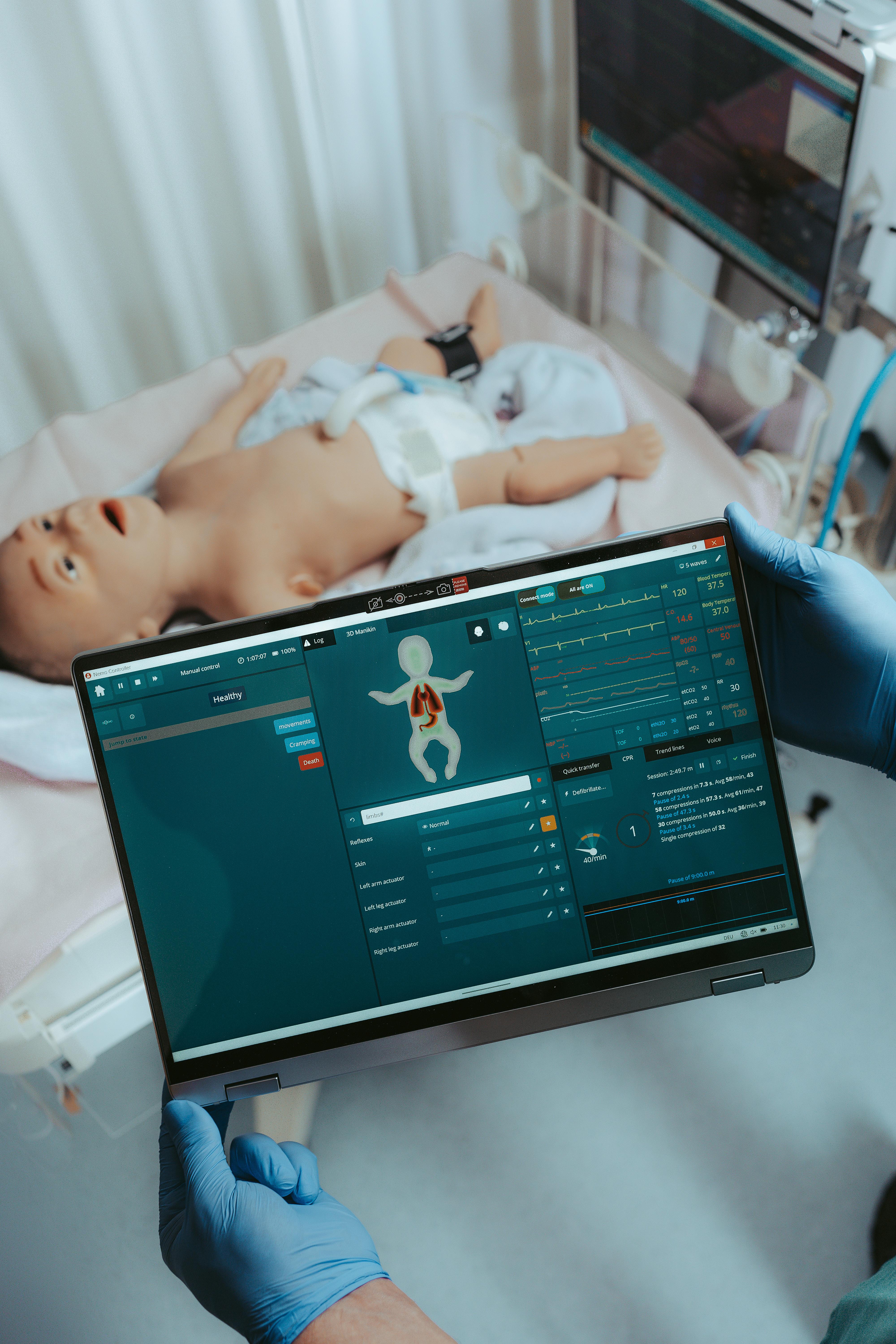 NeMo-ultimate-High-End-Neonatal-Simulationspuppe