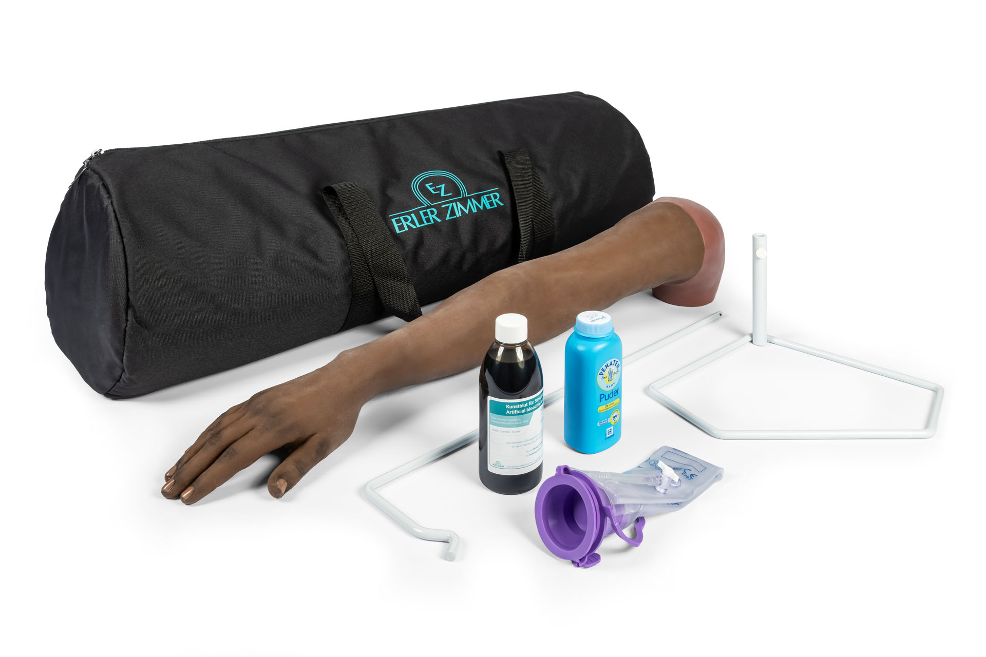 Contenu de la livraison du bras d'entraînement à la perfusion intraveineuse Puncture Pete : sac de transport, pied à perfusion, sang artificiel, poche de sang et accessoires.