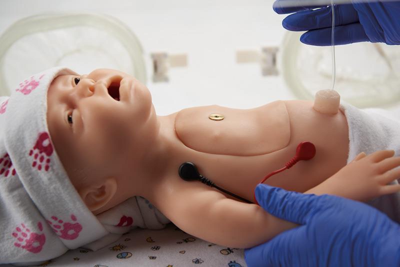 Baby C.H.A.R.L.I.E. Simulator zur neonatalen Wiederbelebung mit EKG