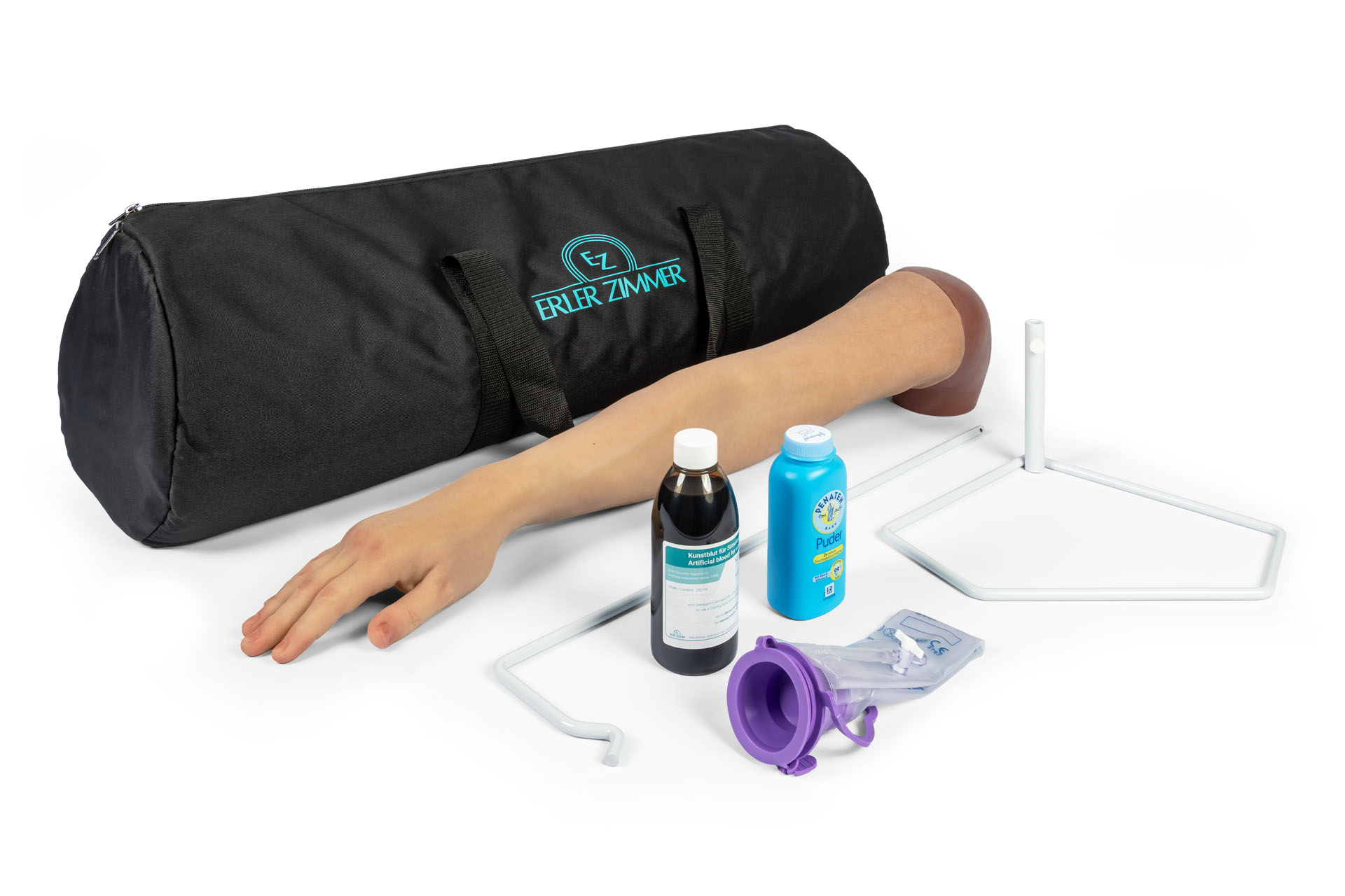 Contenu de la livraison du bras d'entraînement à la perfusion intraveineuse Puncture Pete : sac de transport, pied à perfusion, sang artificiel, poche de sang et accessoires.