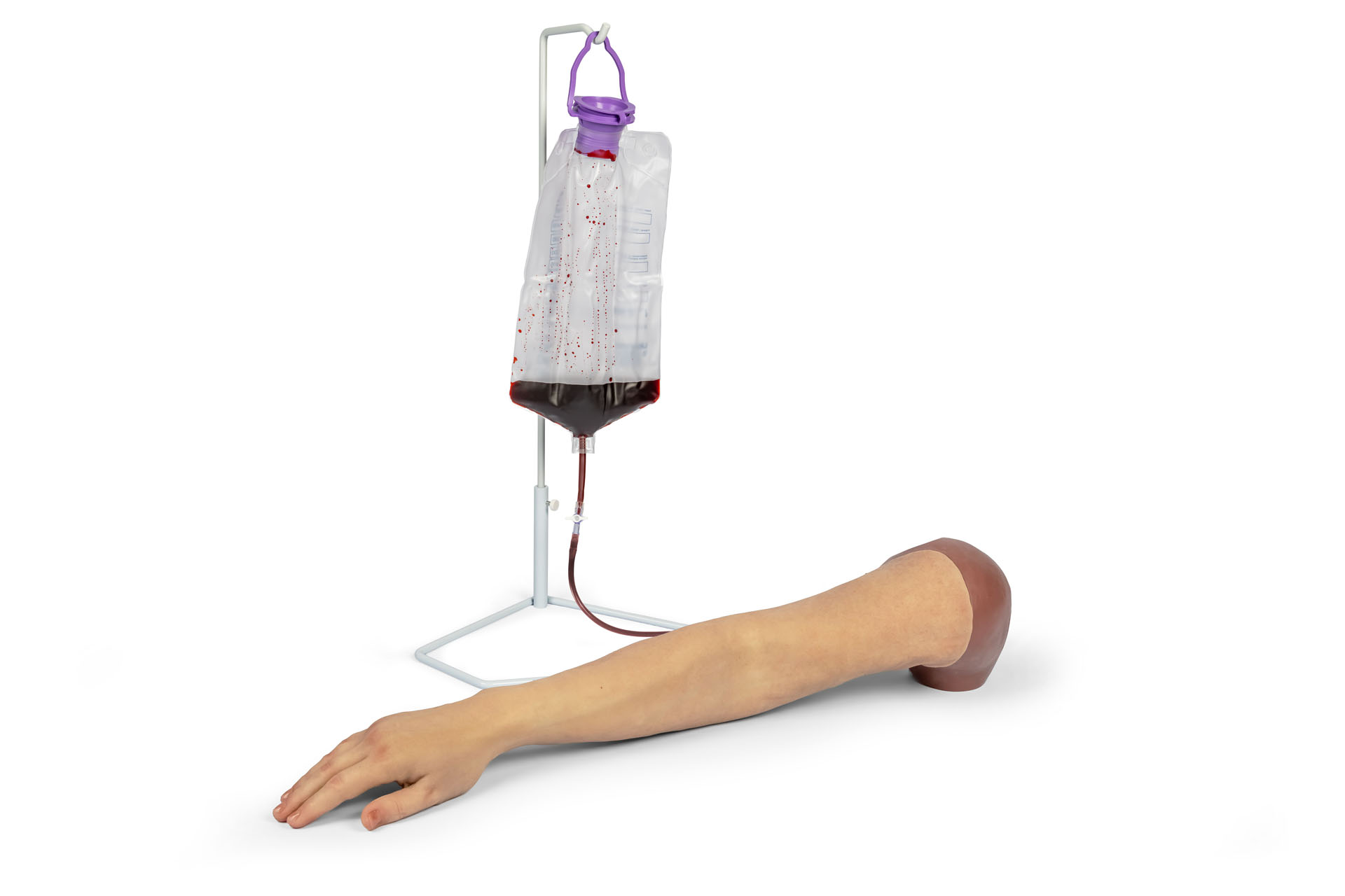 Puncture Pete : bras d'entraînement hyperréaliste pour la pratique des perfusions intraveineuses, avec pied à perfusion et poche de sang, destiné à la simulation de la ponction veineuse et de l'accès intraveineux.