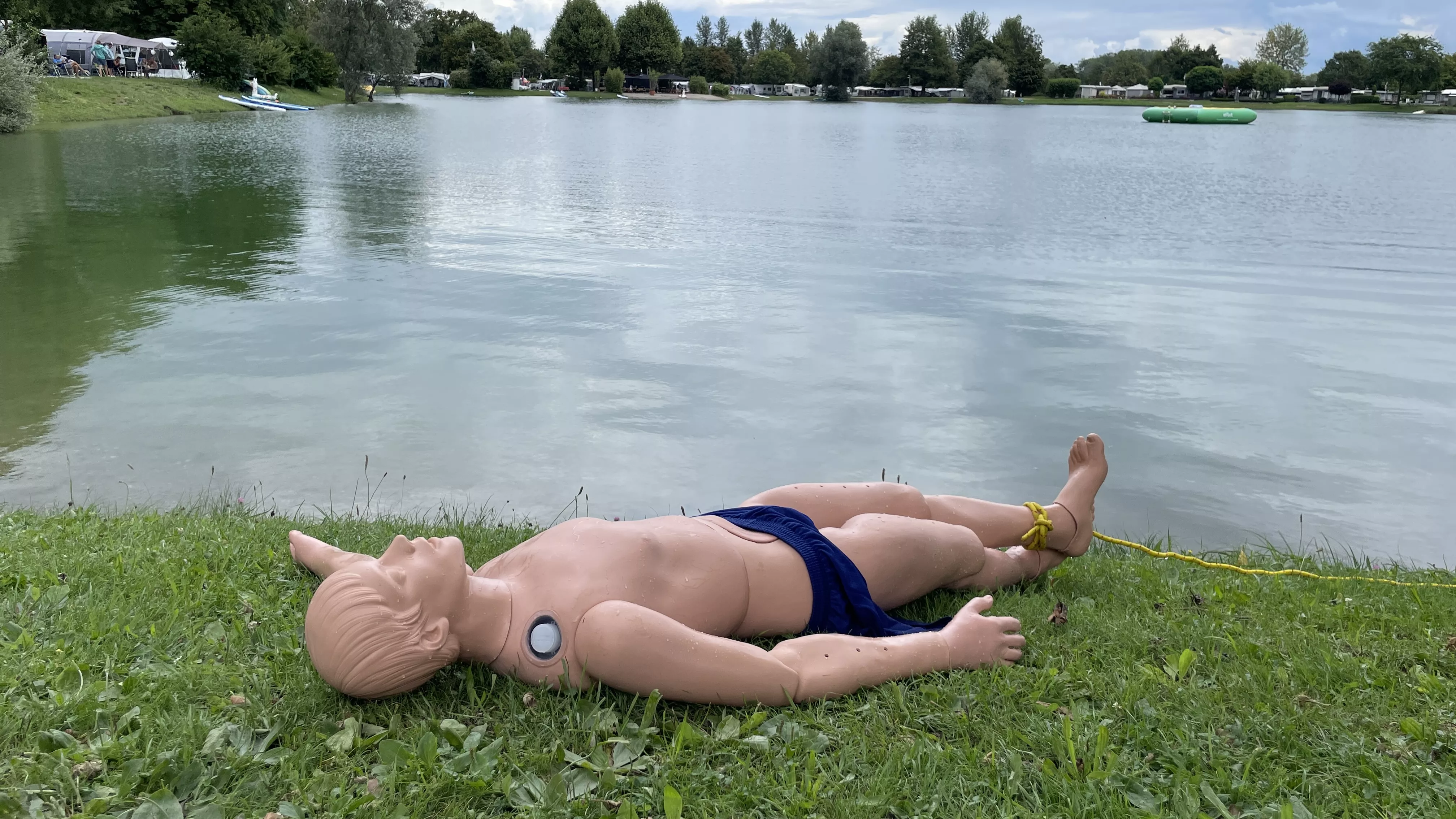 Erler- Zimmer sponsort dem DLRG Bühl- Bühlertal eine Wasserrettungspuppe