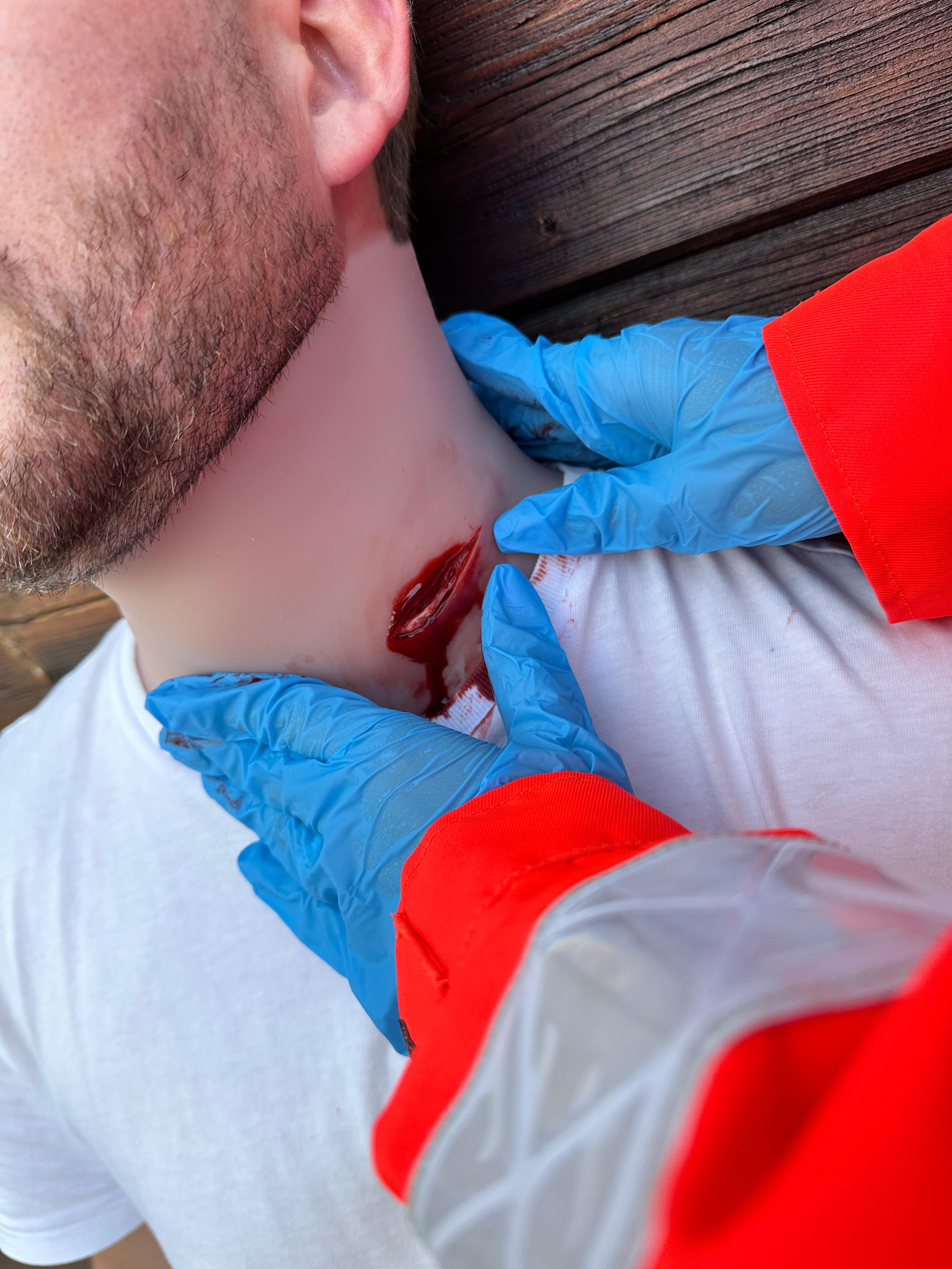 Wound-moulage-Stab-wound-neck-3