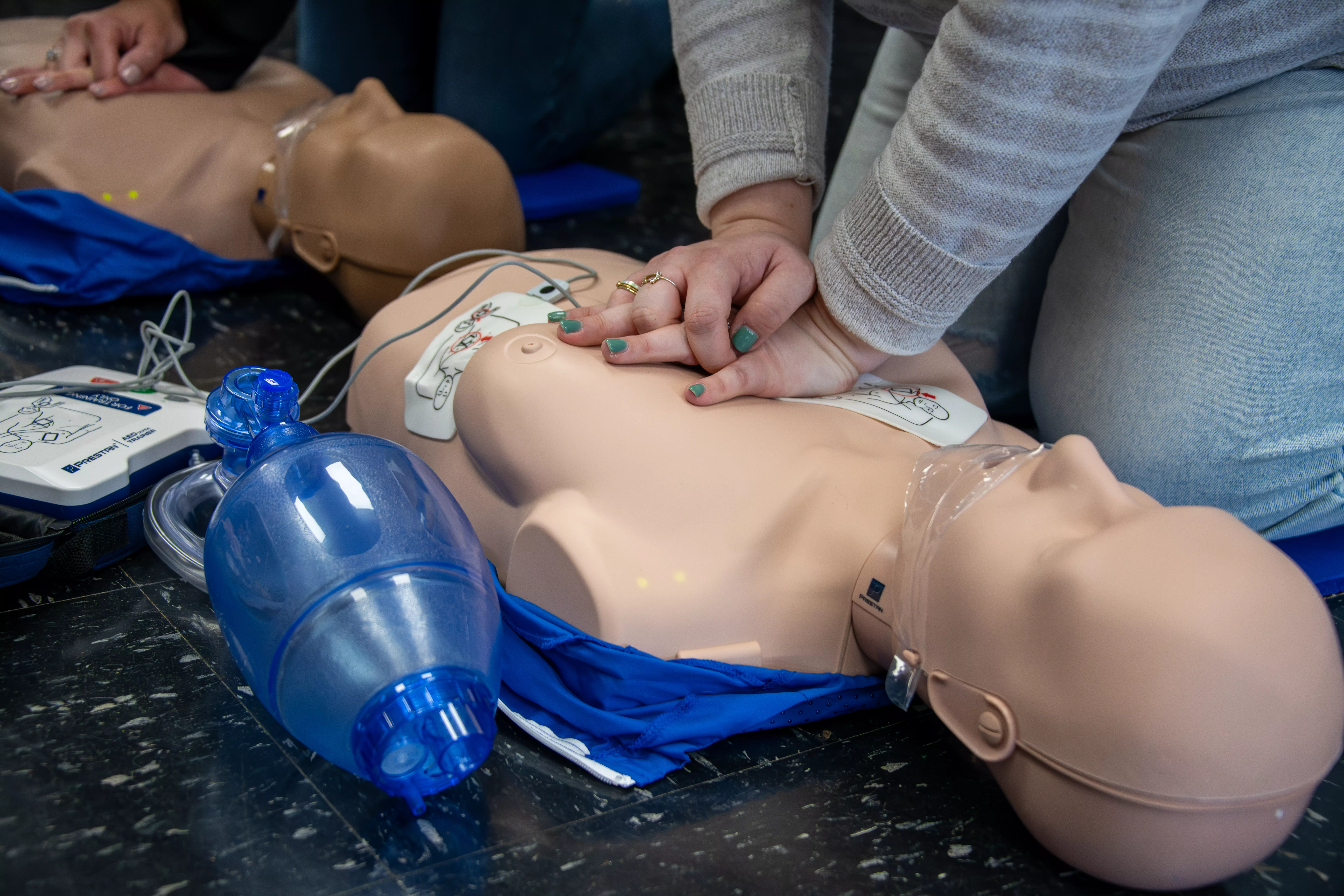 Augmenter le taux de survie des femmes en cas d'arrêt cardiaque grâce à des formatrices en réanimation.